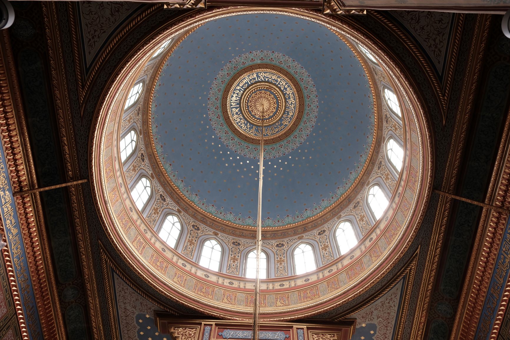 L’intérieur du dôme de la mosquée Yıldız est orné de calligraphies coraniques (MEE/Bilge Nesibe Kotan)