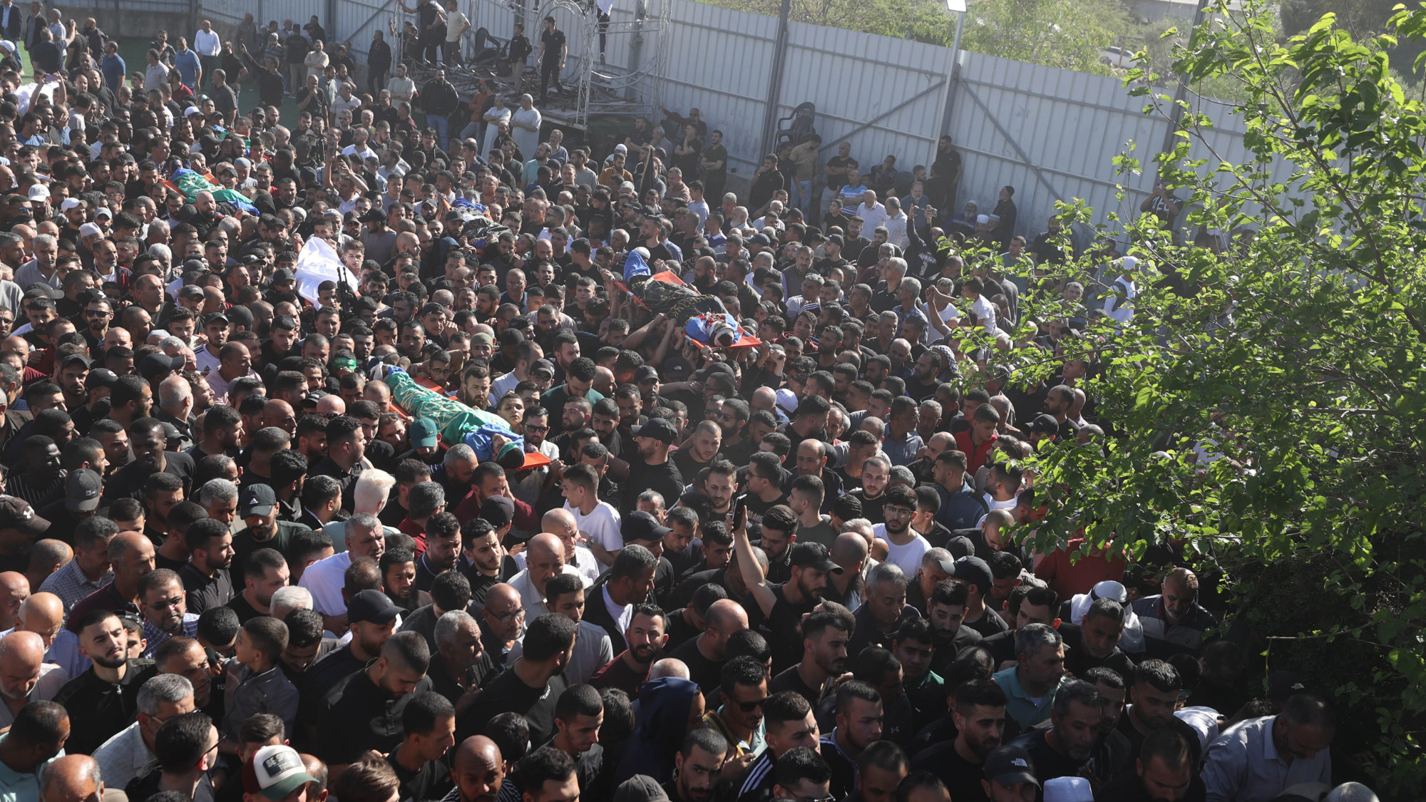 Cientos de personas asisten a los funerales de 14 palestinos asesinados por las fuerzas israelíes en Tulkarm, en la Cisjordania ocupada, 21 de abril de 2024 (MEE/Muhammad Ateeq)