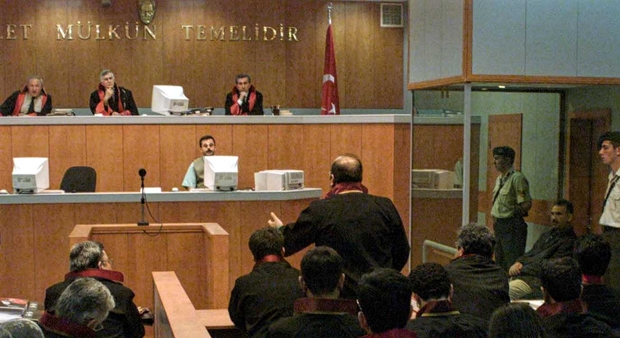 Abdullah Öcalan, assis dans le box des prisonniers du tribunal de l’île d’İmralı, en mai 1999 (AFP)