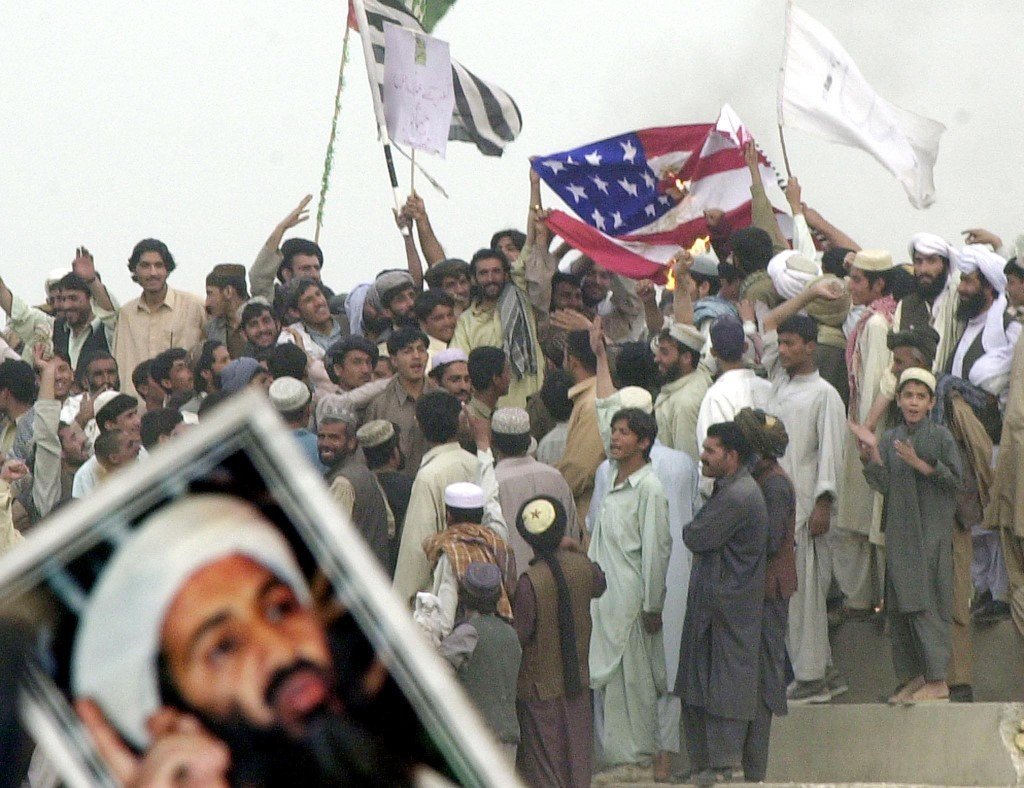 Des manifestants pro-talibans incendient un drapeau américain à Quetta (Pakistan), en 2001 (AFP)
