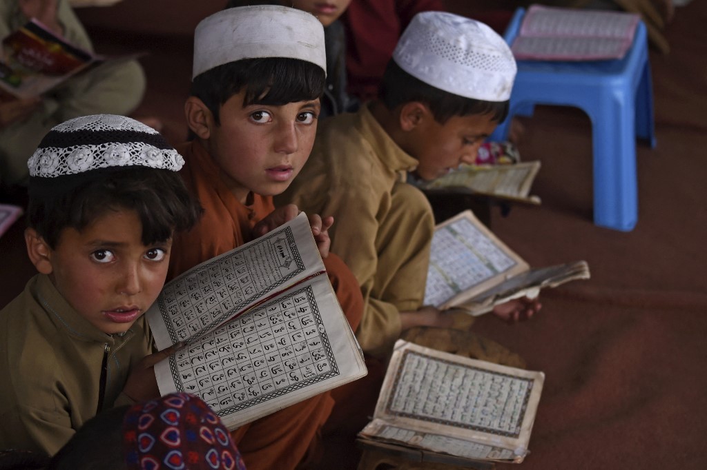 Des enfants lisent le Coran pendant le mois de Ramadan (AFP)