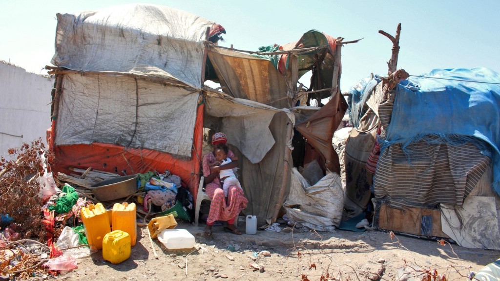 Des Éthiopiens dans un camp de réfugiés dans le district de Khur Maksar à Aden, au Yémen, le 3 mars 2022 (AFP)