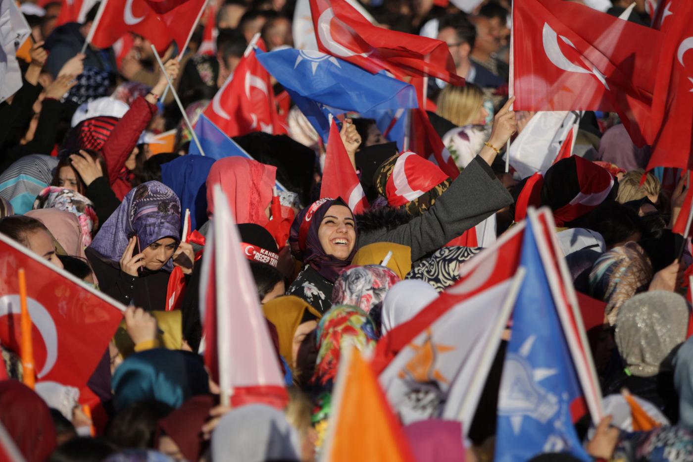 Des partisans de l’AKP assistent à un discours prononcé par Recep Tayyip Erdoğan à Diyarbakır le 9 mars (Reuters)