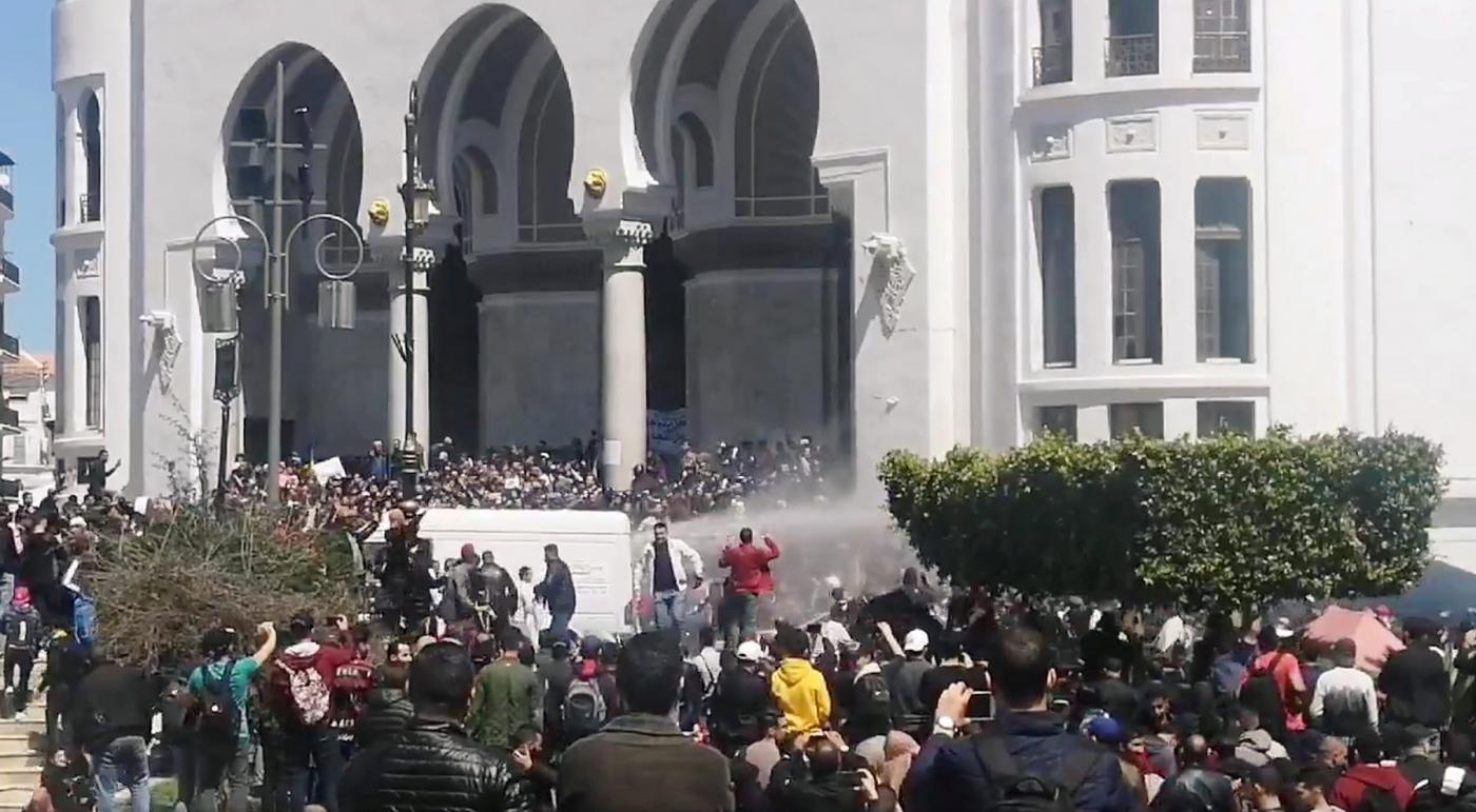 La police algérienne lance du gaz lacrymogènes sur des milliers d’étudiants manifestant contre la nomination d’Abdelkader Bensalah comme président par intérim, à Alger le 9 avril (Reuters)