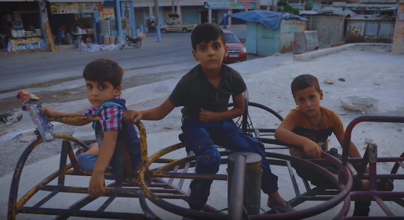 Des enfants d’Idleb apparaissent également dans la vidéo de « On All Fronts » (capture d’écran)
