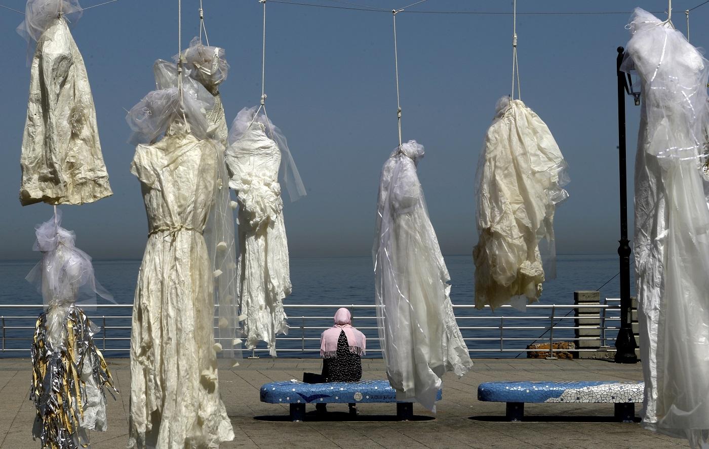 Une installation de robes de mariée par l’artiste libanaise Mireille Honein et l’ONG ABAAD en avril 2017, dénonçant le code pénal permettant aux violeurs qui épousent leurs victimes de rester en liberté (AFP)
