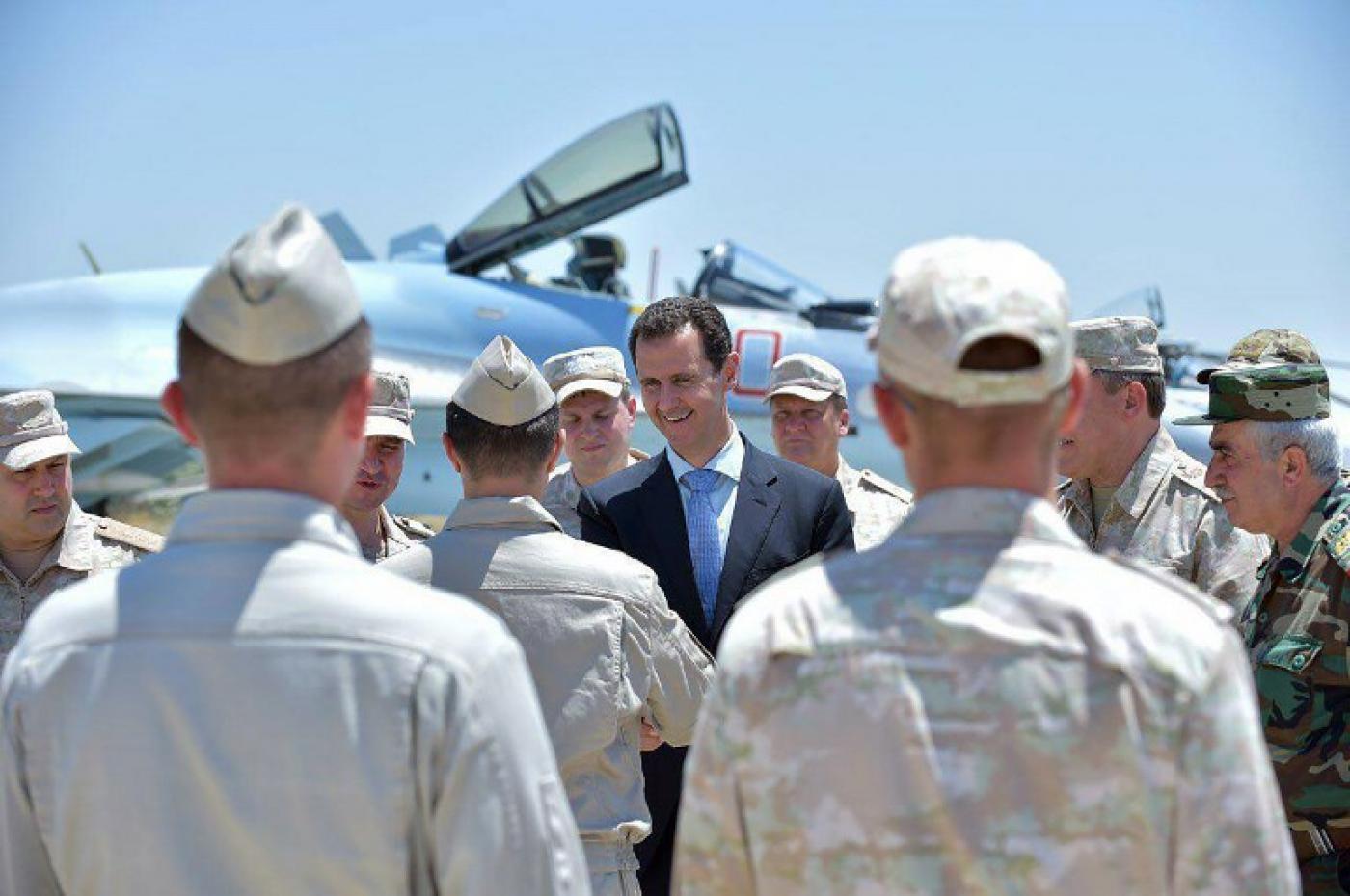 Le président syrien Bachar al-Assad visite la base aérienne de Hmeimim, dans la province côtière de Lattaquié en Syrie, le 27 juin 2017 (AFP)