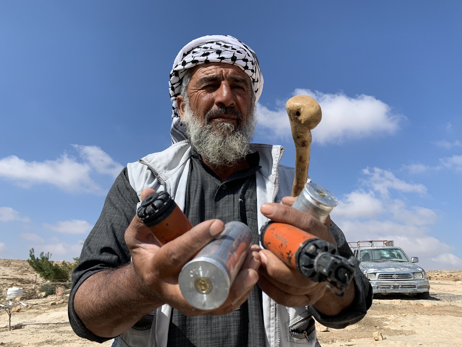 Mahmoud Hamamdah tient les grenades lacrymogènes lancées contre son village par des colons israéliens, à al-Mufaqara, le 3 octobre 2021 (MEE/Shatha Hammad) 