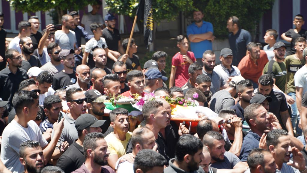 Mourners carry the body of Mohammed al-Allami (MEE/Yumna Patel)