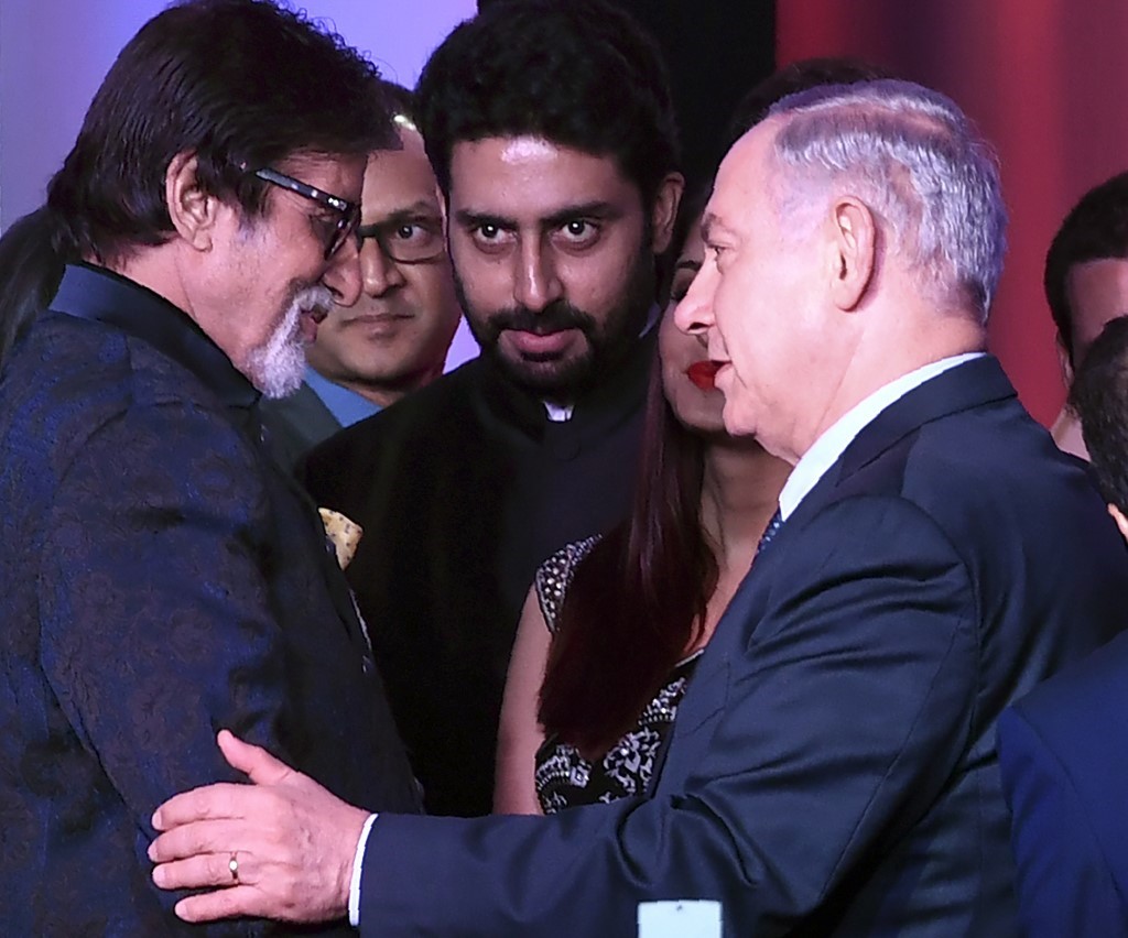 L’acteur de Bollywood Amitabh Bachchan (à gauche) s’entretient avec le Premier ministre israélien Benyamin Netanyahou lors de l’événement Shalom Bollywood à Bombay, le 18 janvier 2018 (AFP)