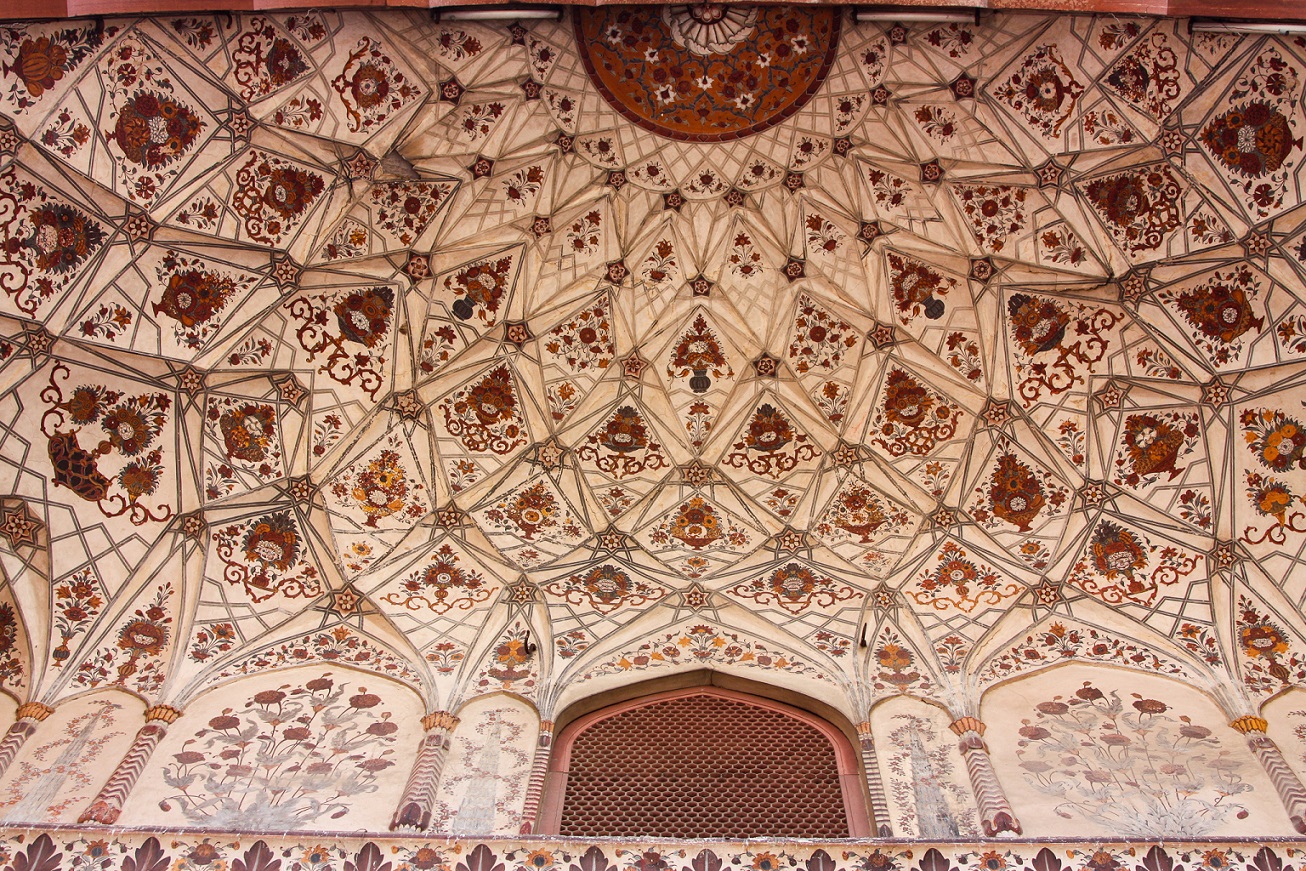 La mosquée Badshahi est en grès rouge avec des incrustations de marbre blanc et comporte des fresques florales (Zirrar Ali)