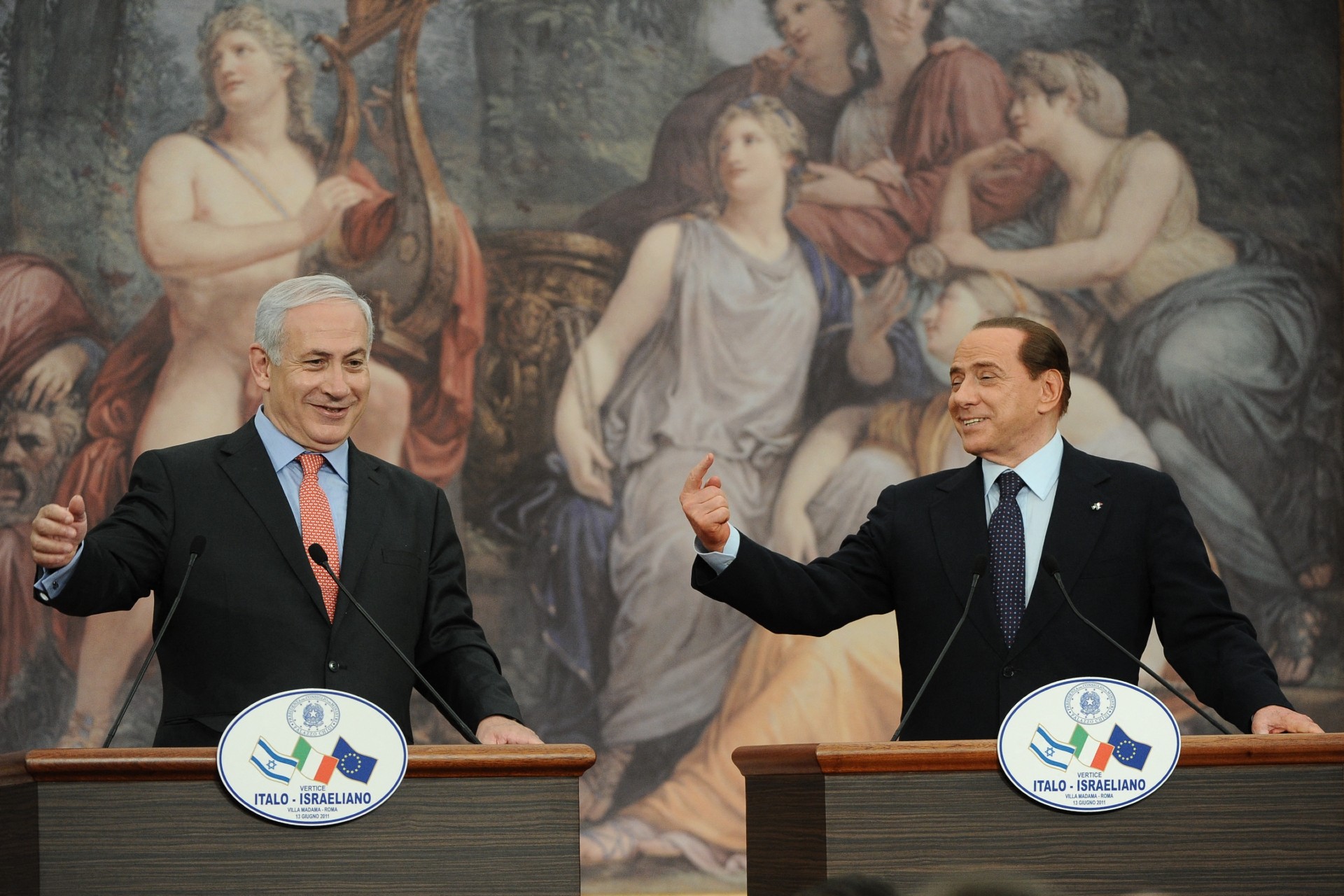 Silvio Berlusconi et son homologue israélien de l’époque Benyamin Netanyahou lors d’un sommet israélo-italien à Villa Madama, à Rome, le 13 juin 2011 (AFP)