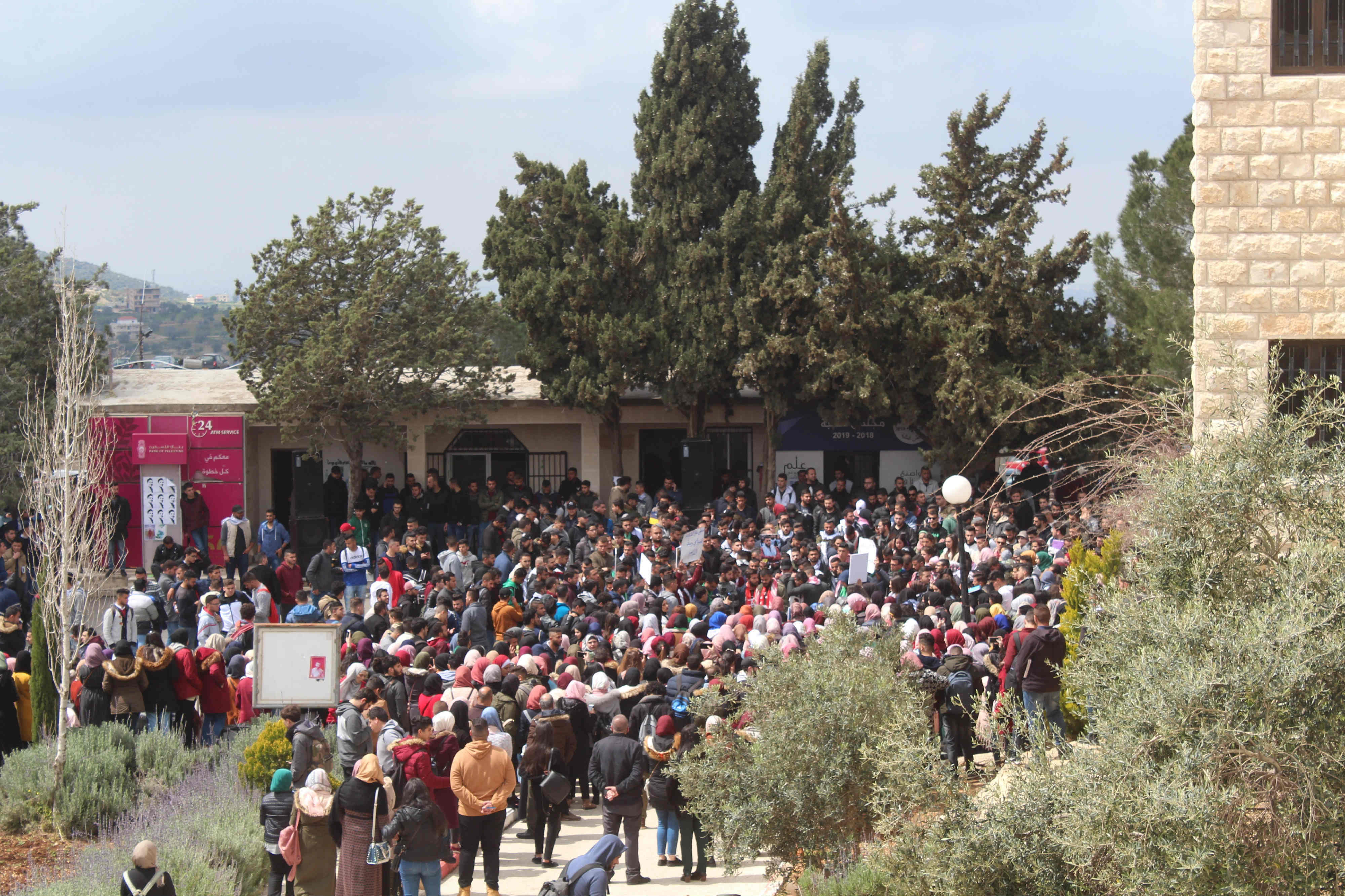 Palestinian students protest Israeli army raids in Birzeit University (MEE/Shatha Hammad)