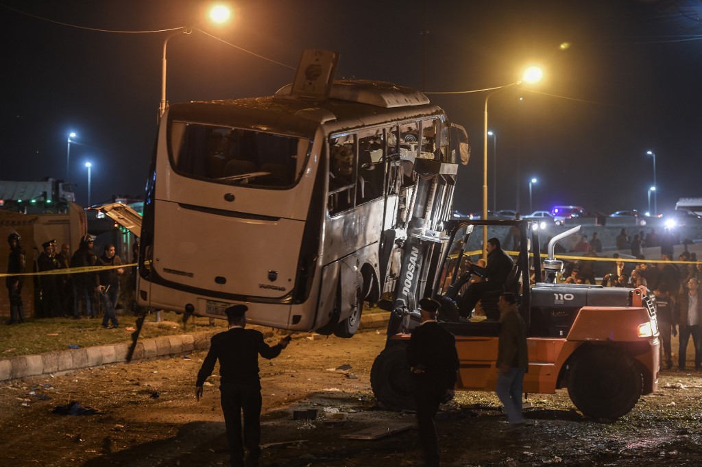 Un bus transportant des touristes vers les pyramides de Gizeh a été touché par une bombe placée au bord de la route en décembre, faisant quatre morts et dix blessés (AFP)