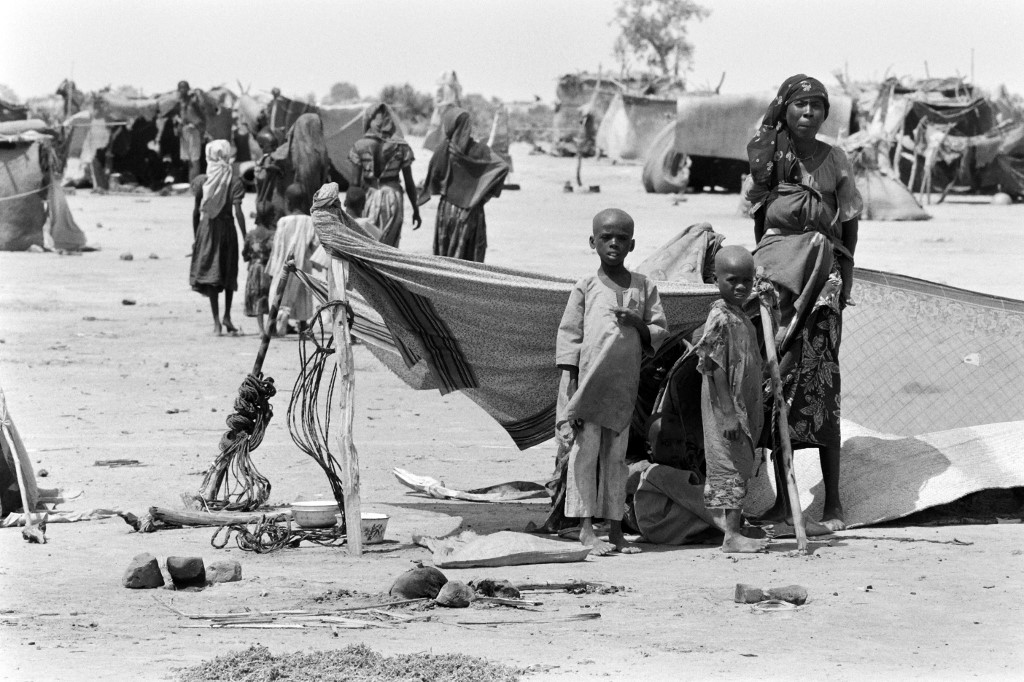 Des femmes et des enfants tchadiens sont photographiés dans le camp de réfugiés d’Ati, le 1er octobre 1984, après avoir été contraints de fuir leurs maisons en raison d’une famine consécutive à une sécheresse (AFP)
