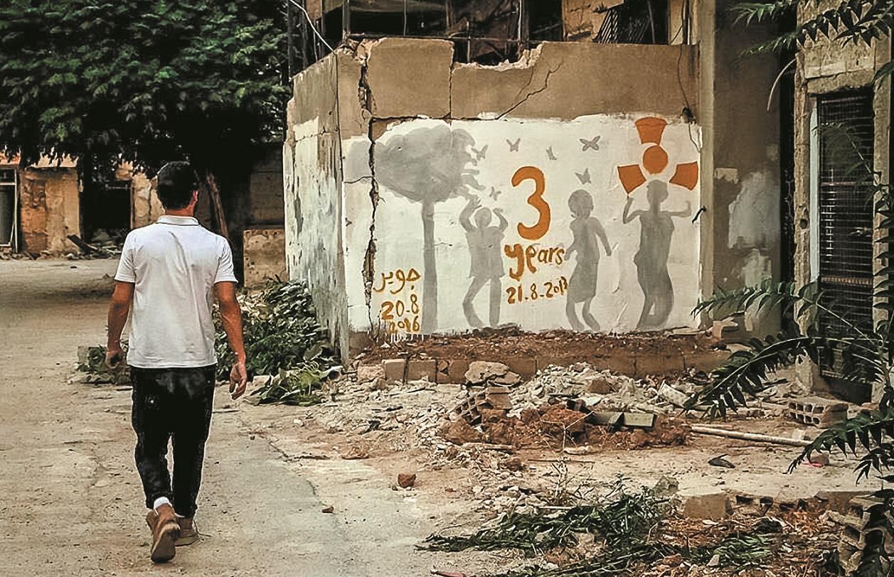 Activistes du quartier de Jobar à Damas, « 3 Years », 2016, peinture murale. Selon un rapport de Human Rights Watch, le quartier est la cible de deux attaques chimiques en 2013. À l’aube, alors que la plupart des habitants sont encore endormis, le régime envoie des missiles chimiques sur la zone, faisant des centaines de morts parmi les civils