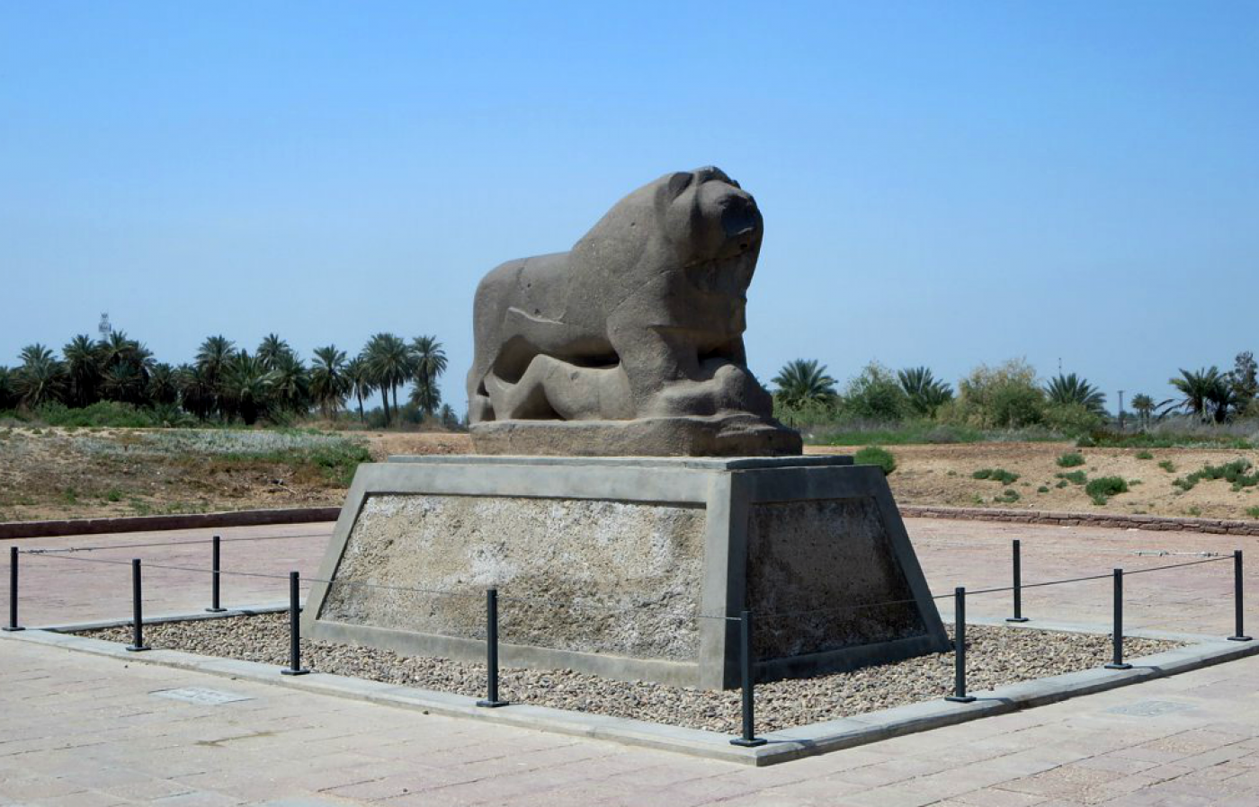 Le Lion de Babylone, fait de basalte noir, a été commandé par Nabuchodonosor II au Ve siècle av. J-C. Mis au jour en 1876, il pèse sept tonnes (Wikipédia)