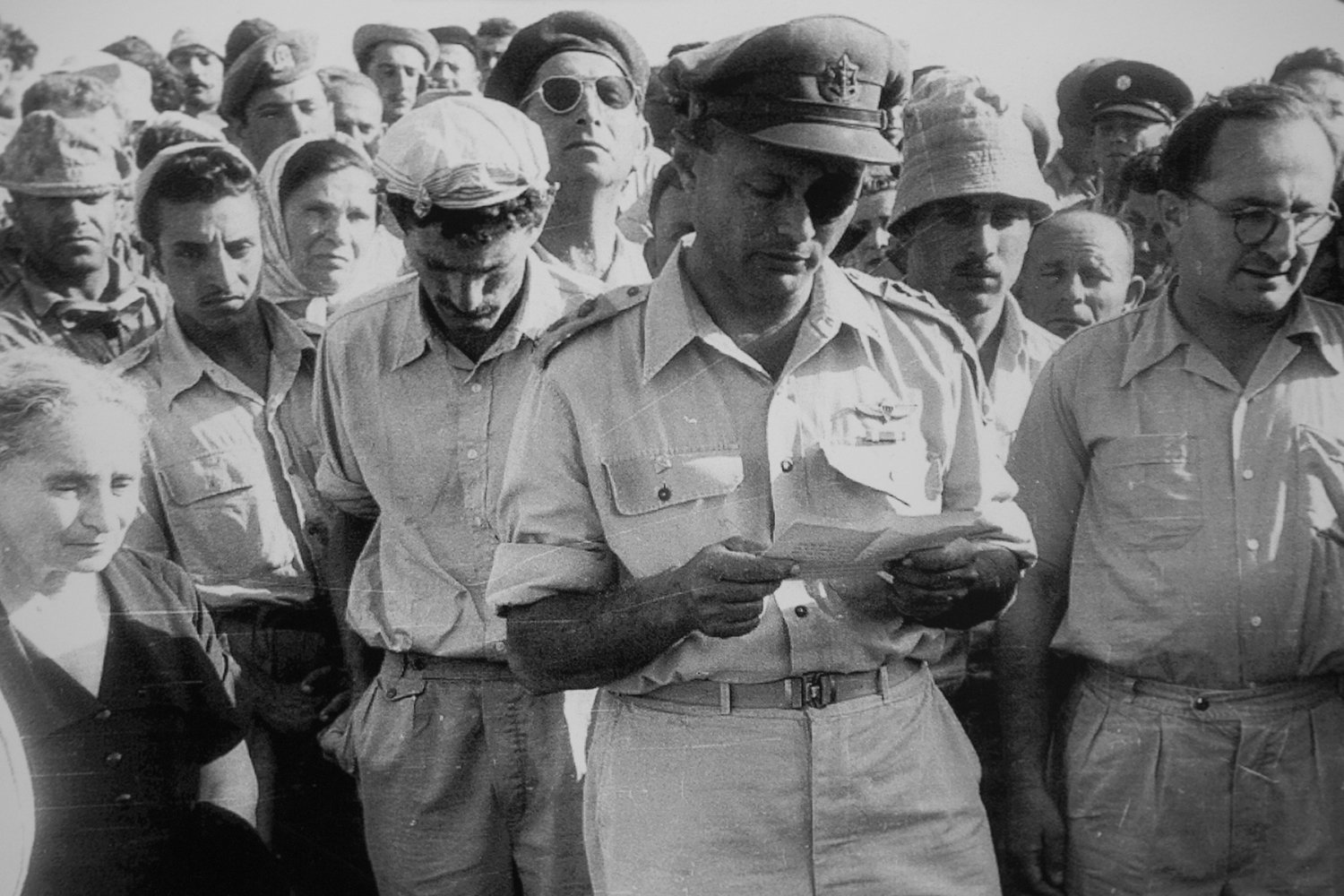 Moshe Dayan delivers a eulogy for Roi Rotberg in Kibbutz Nahal Oz in April 1956 (Twitter/@ProvMagazine)