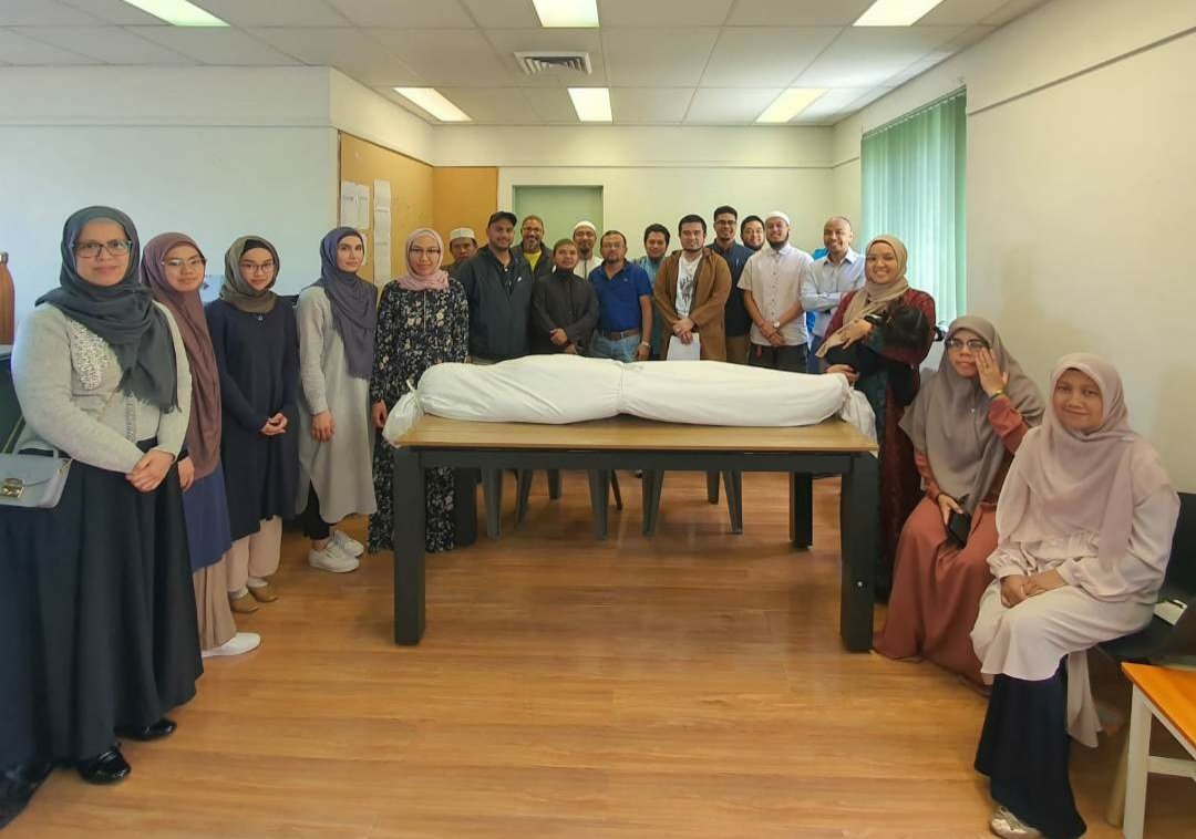 Mariam Ardati (4e en partant de la gauche) montre à un groupe de musulmanes australo-indonésiennes comment envelopper un corps sur un mannequin dans un atelier consacré à la mort (Ustadh Abdurahman)