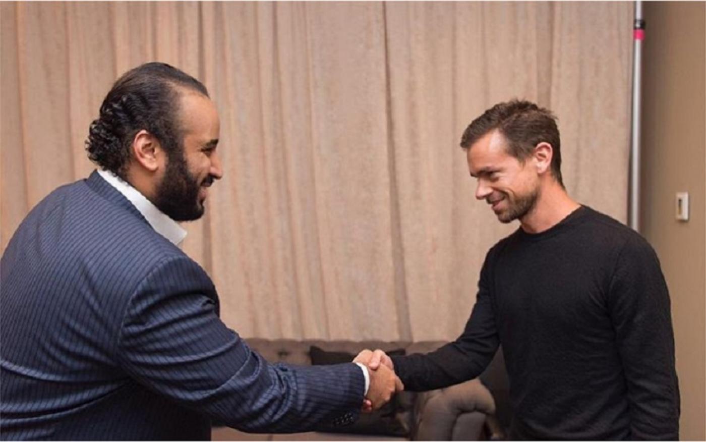 Jack Dorsey, PDG de Twitter, et Mohammed ben Salmane, prince héritier saoudien, se serrent la main sur une photo publiée par Bader al-Asaker en juin 2016 (Instagram)