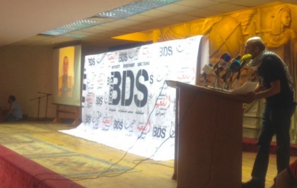 Ramy Shaath prononce le discours d’ouverture lors de la conférence inaugurale du BDS Égypte le 20 avril 2015 au Caire (MEE/Souzan Mansour)