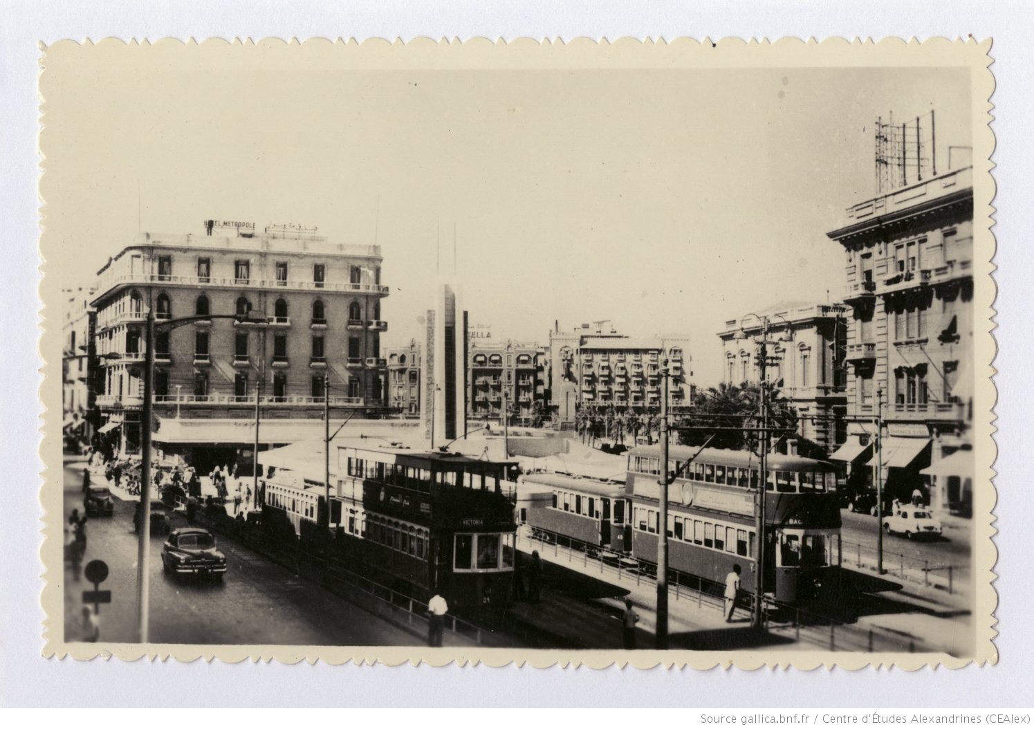 Carte postale d’archives illustrant la gare de Ramleh, dans le centre d’Alexandrie, datant des années 1950. La place ressemble encore à cela aujourd’hui (gallica.bnf.fr/Centre d'Etudes Alexandrines)