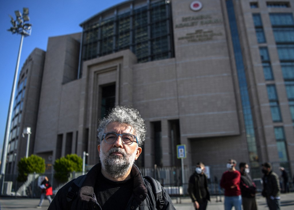 urkish-French journalist Erol Onderoglu, Reporters Without Borders (RSF) representative in Turkey, stands in front of Istanbul's courthouse building on February 3, 2021, before his trial for "terrorist propaganda".