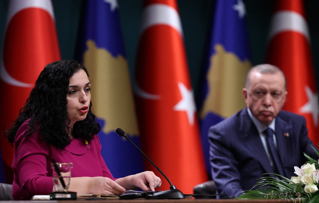 Turkish President Recep Tayyip Erdogan and Kosovar President Vjosa Osmani-Sadriu give a joint news conference in Ankara on 1 March 2022 (AFP)