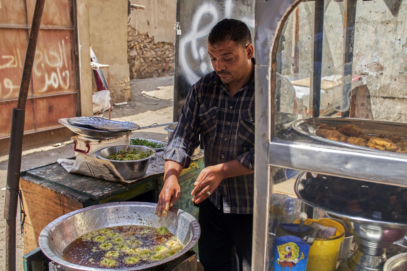Sayed el-Deeb, vendeur de la rue Abd al-Aziz Gaweash, dont la famille fait des taamiya (falafel) depuis 50 ans, au centre-ville du Caire, le 10 avril 2019 (MEE/Hamada Elrasam)