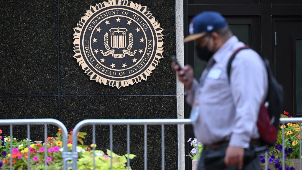 Das FBI-Siegel ist am 15. August 2022 vor seinem Hauptquartier in Washington zu sehen (AFP)
