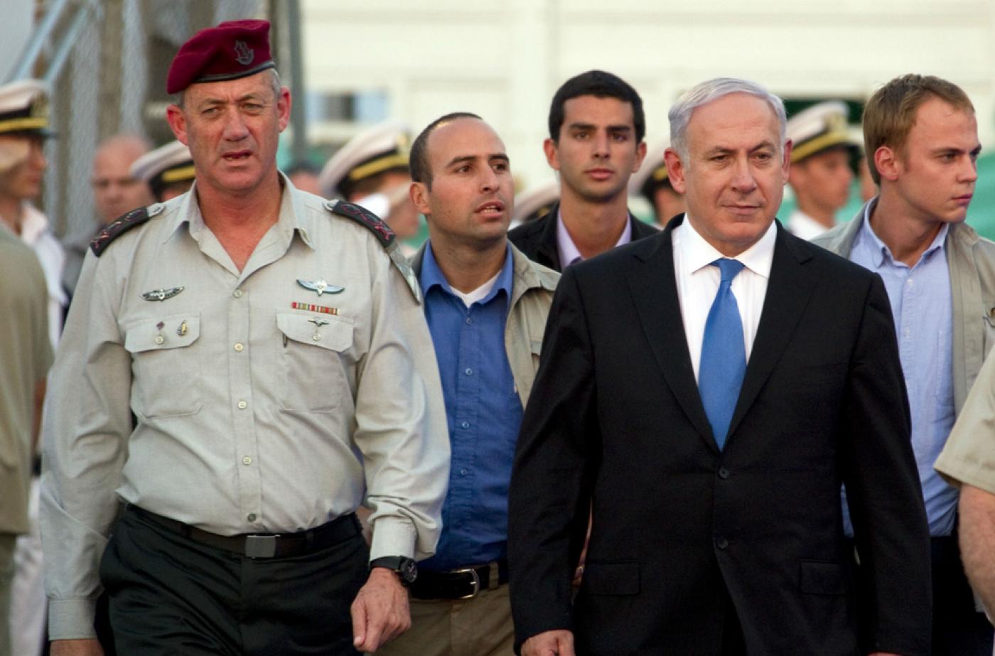 Benny Gantz, alors chef d’état-major de l’armée israélienne, aux côtés du Premier ministre Benyamin Netanyahou lors d’une cérémonie à Haïfa, en septembre 2011 (AFP)