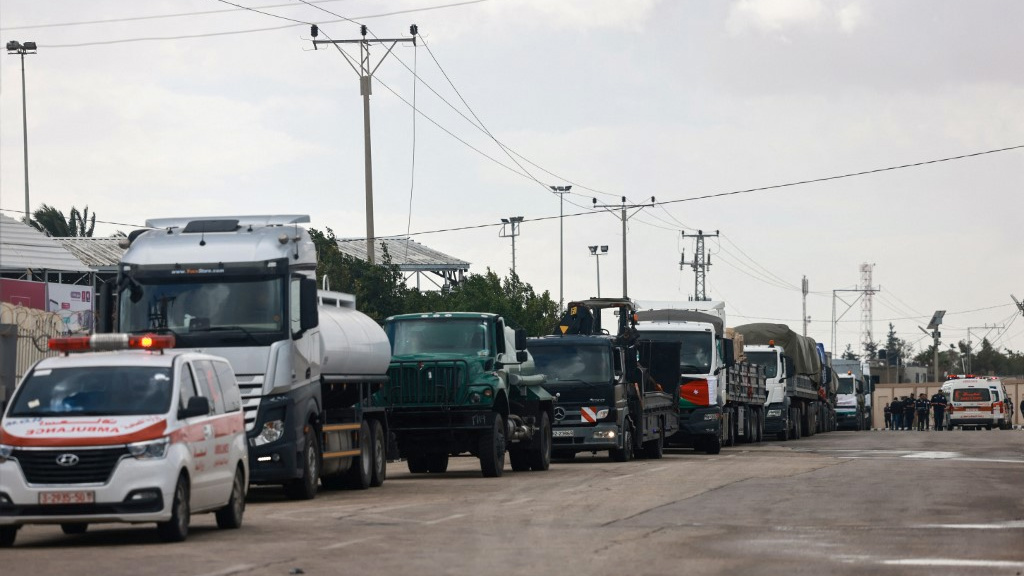قافلة مساعدات تدخل قطاع غزة عبر معبر رفح مع مصر في 20 نوفمبر 2023 ( محمد عابد / وكالة الصحافة الفرنسية )