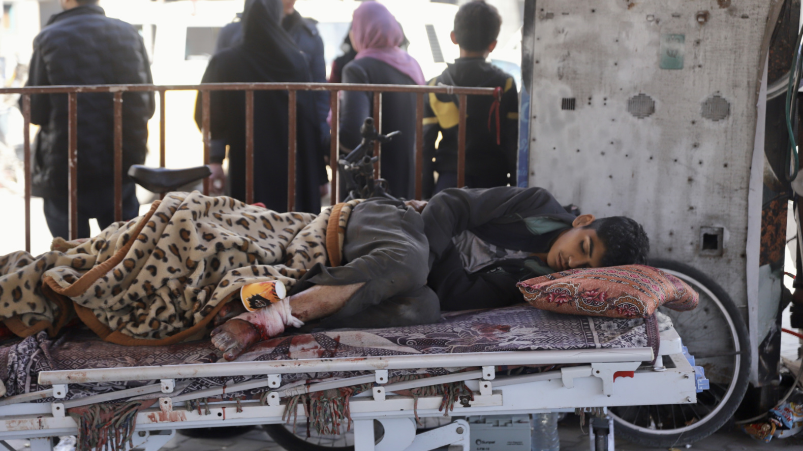 Wounded boy sleeps on a bed in al-Shifa hours after the attack (Mohammed al-Hajjar/MEE).