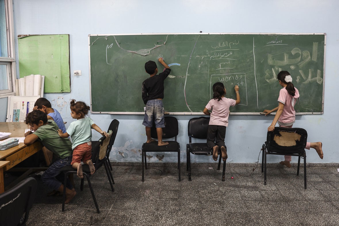 Des enfants palestiniens fuyant les bombardements israéliens avec leurs familles se sont réfugiés dans une école gérée par les Nations unies dans la ville de Gaza, le 8 octobre 2023 (Mohammed Abed/AFP)
