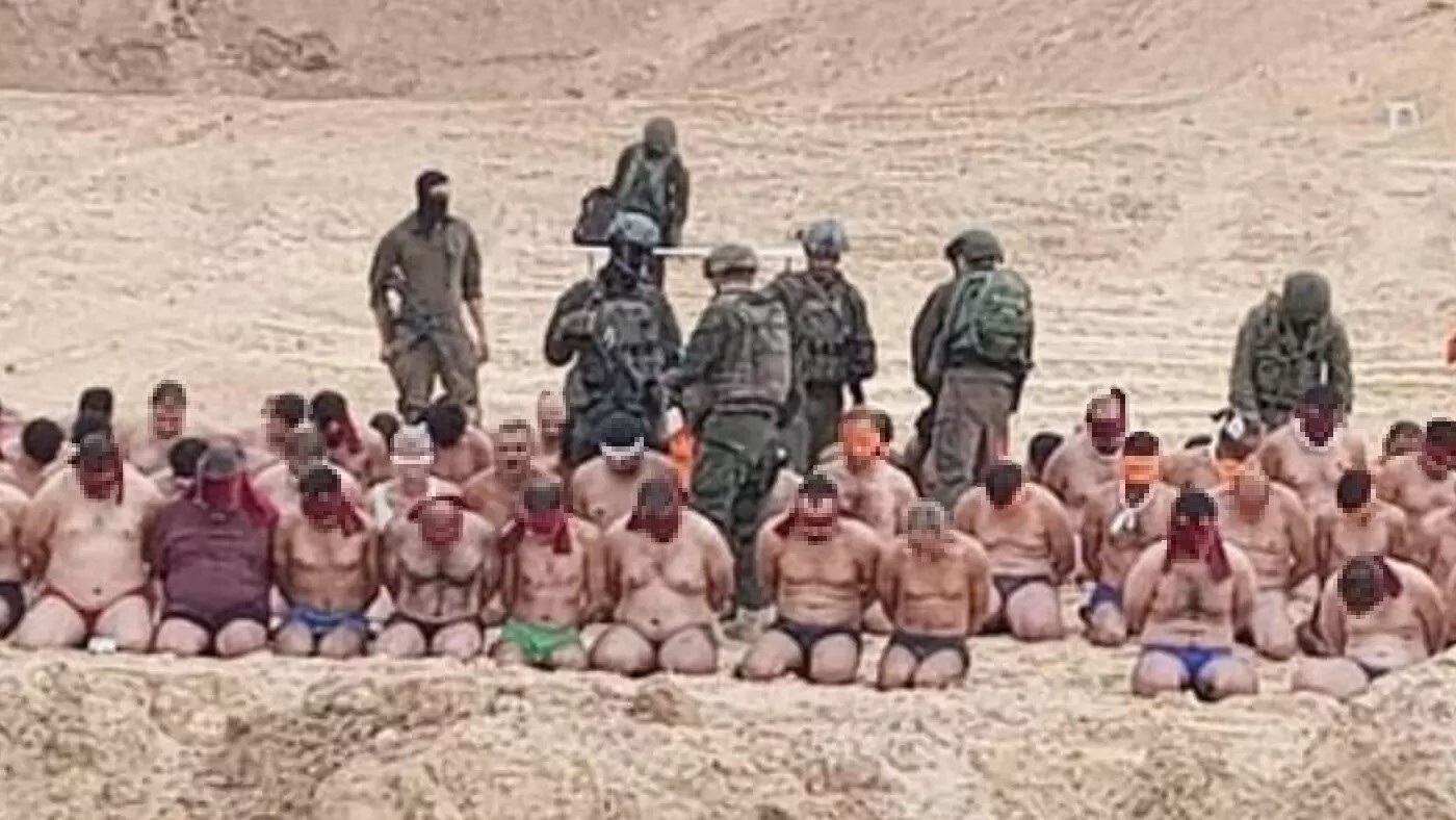 Des Palestiniens rassemblés et déshabillés par les forces israéliennes à Gaza avant d'être emmenés vers un lieu tenu secret (Capture d'écran/X)