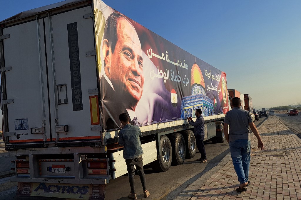  convoy of trucks carrying aid supplies for Gaza from Egypt waits on the main Ismailia desert road, about 300 kms east of the Egyptian border with the Gaza Strip, on the way to the Rafah crossing on October 16, 2023. 