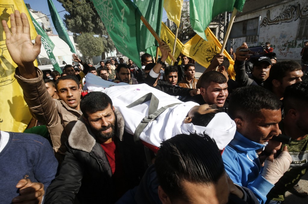 Des personnes en deuil portent le corps d’un adolescent palestinien tué à Gaza le 30 novembre 2019 (AFP) 