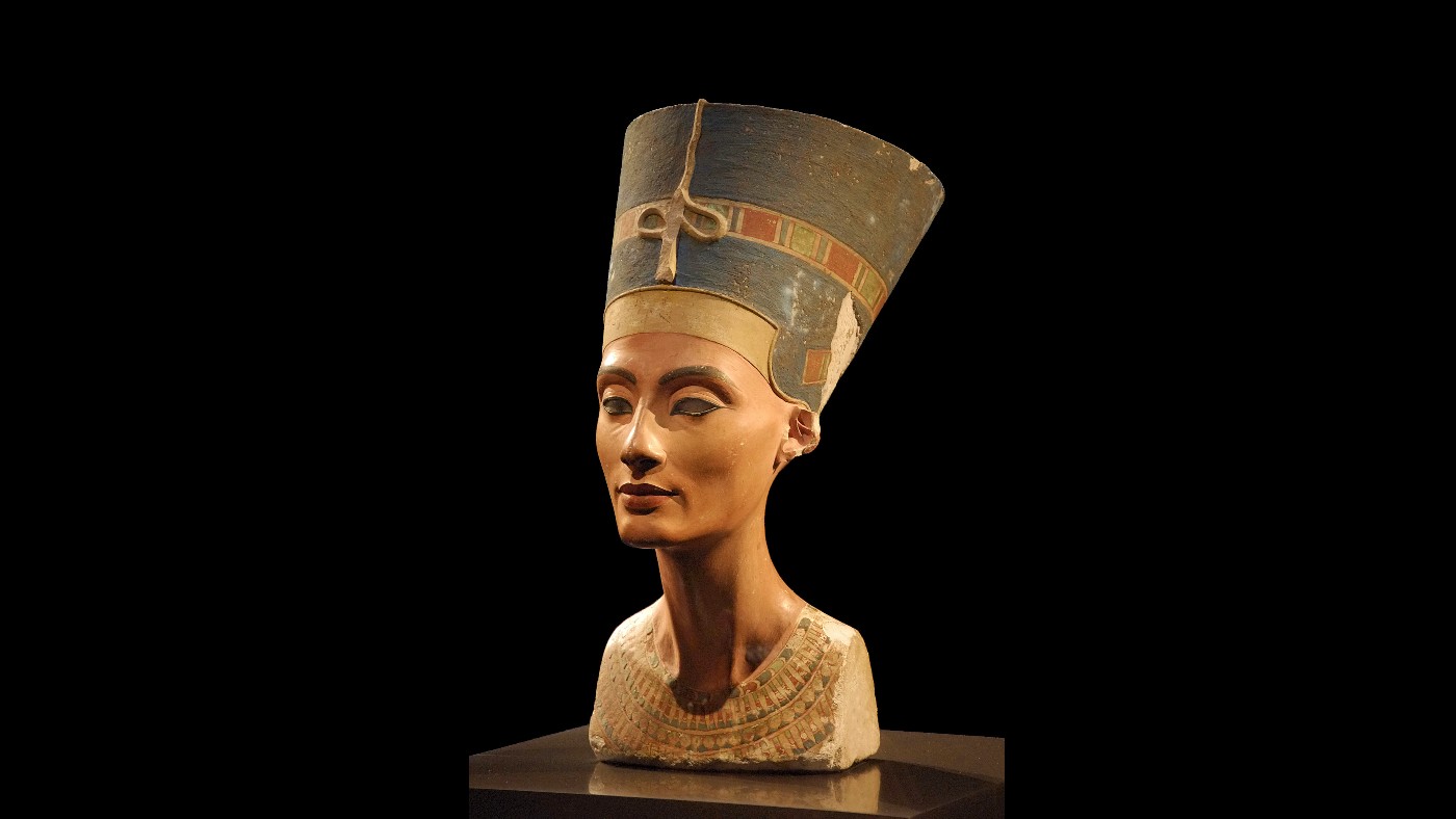 L’exemple le plus célèbre de maquillage égyptien est visible sur le buste de la reine Néfertiti, dont les yeux sont maquillés au crayon (Creative Commons)