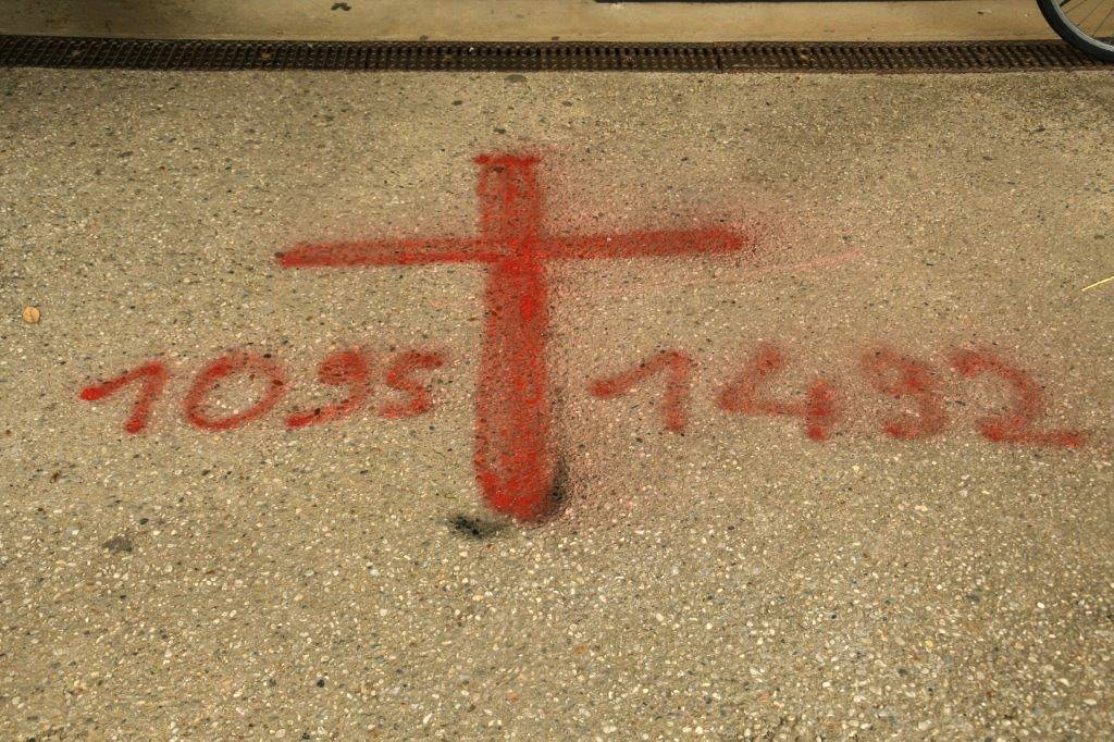 Graffiti faisant référence au discours du pape Urbain II appelant tous les chrétiens d’Europe à la guerre contre les musulmans en Terre Sainte, qui donnera lieu aux croisades, à l’entrée de la mosquée Avicenne à Rennes (AFP/ministère français de la Justice français)