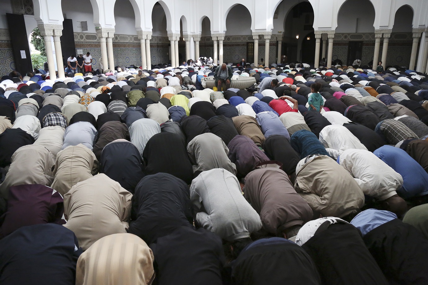 Des fidèles prient dans la Grande Mosquée de Paris le 15 juin 2018 (AFP)