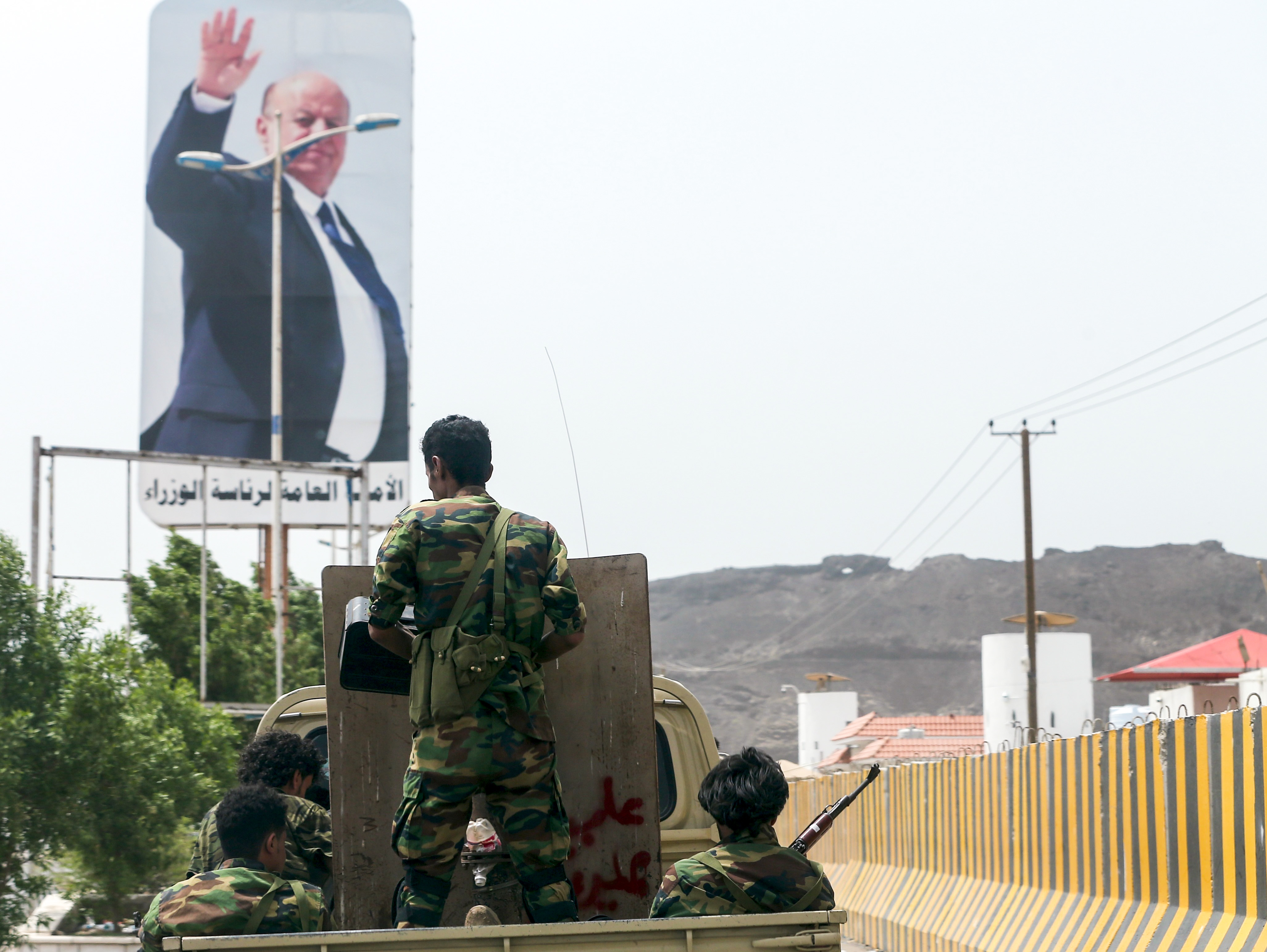 Une affiche du président Hadi à Aden, dans le sud du Yémen, le 9 août 2018 (AFP)