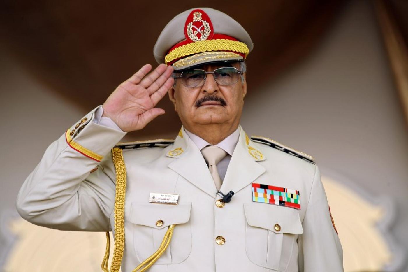 Haftar, ancien général soutenu par les EAU et la Russie, a lancé ce mois-ci une offensive visant à prendre Tripoli au gouvernement reconnu par la communauté internationale (AFP)