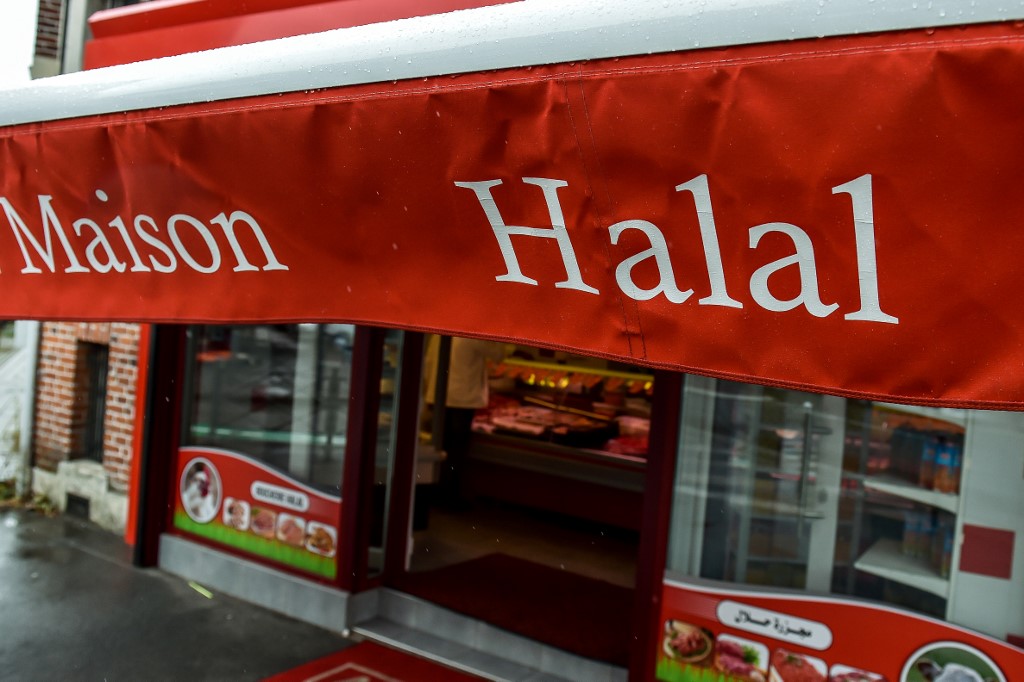 L’entrée d’une boucherie halal à Lille, dans le nord de la France, le 2 août 2016 (AFP)