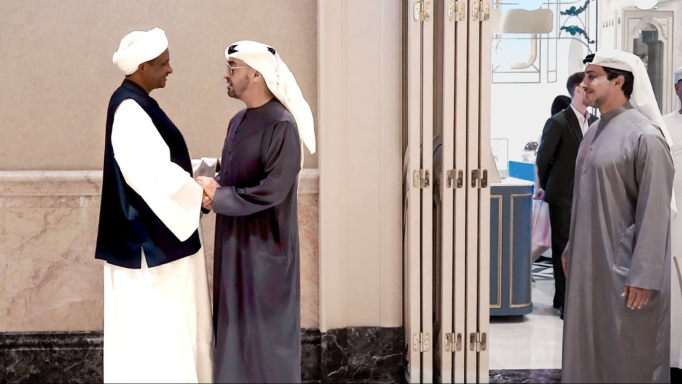 Hemetti (g) avec Mohammed ben Zayed, le dirigeant des EAU, et le vice-président émirati Mansour ben Zayed al-Nahyane à Abou Dabi en mars 2023 (réseaux sociaux)