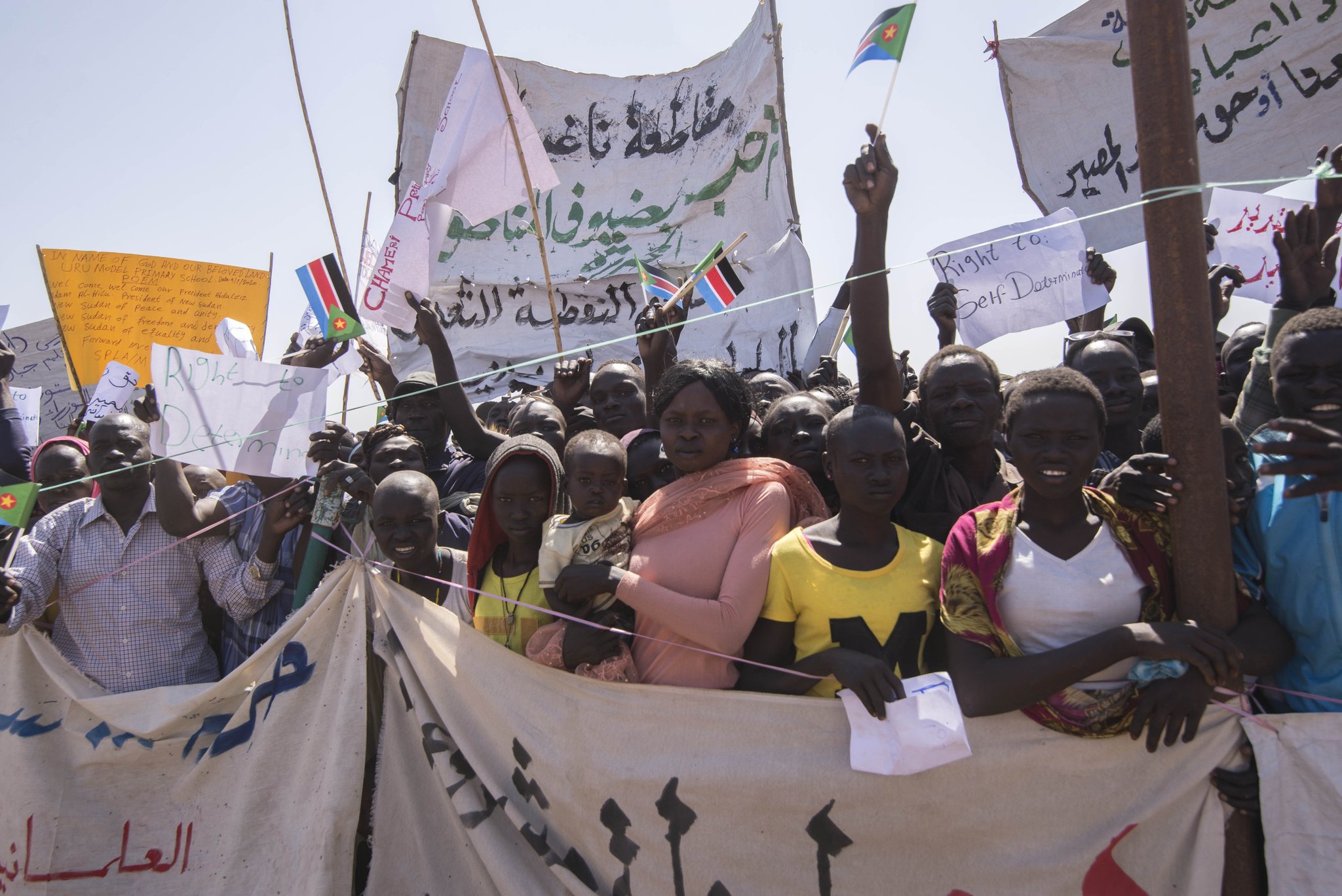 Thousands came out to welcome Sudan's prime minister (PM's official Twitter account)