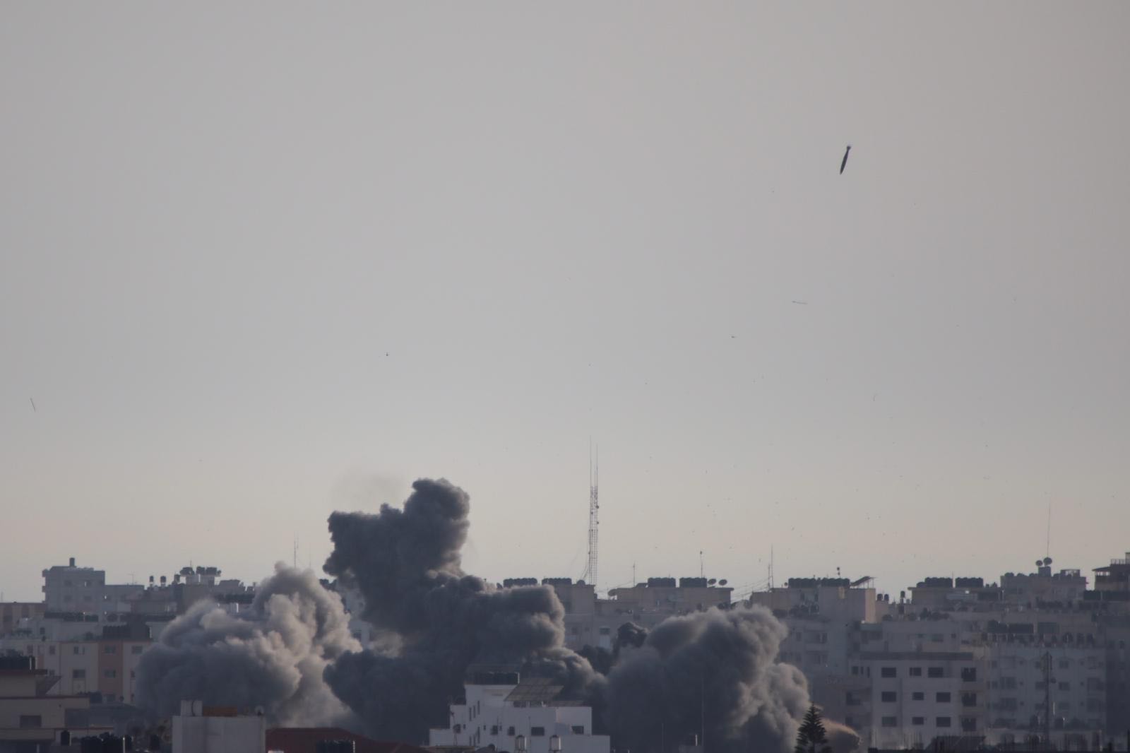 Missiles rain down on the Abu Qamar building in central Gaza City (MEE/Mohammed al-Hajjar)