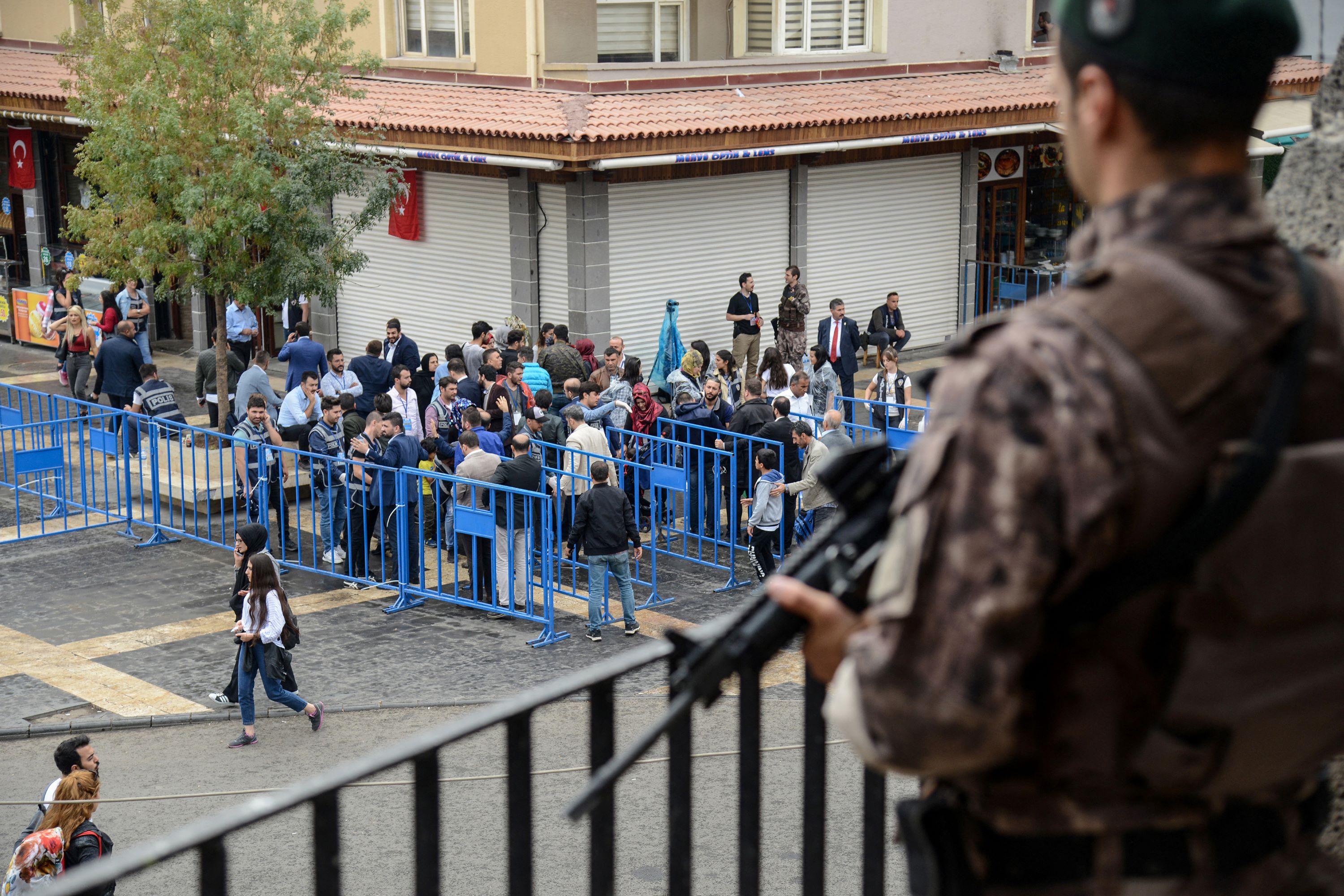 Türkiye: “Terörle mücadele” operasyonunda 100’den fazla kişi tutuklandı