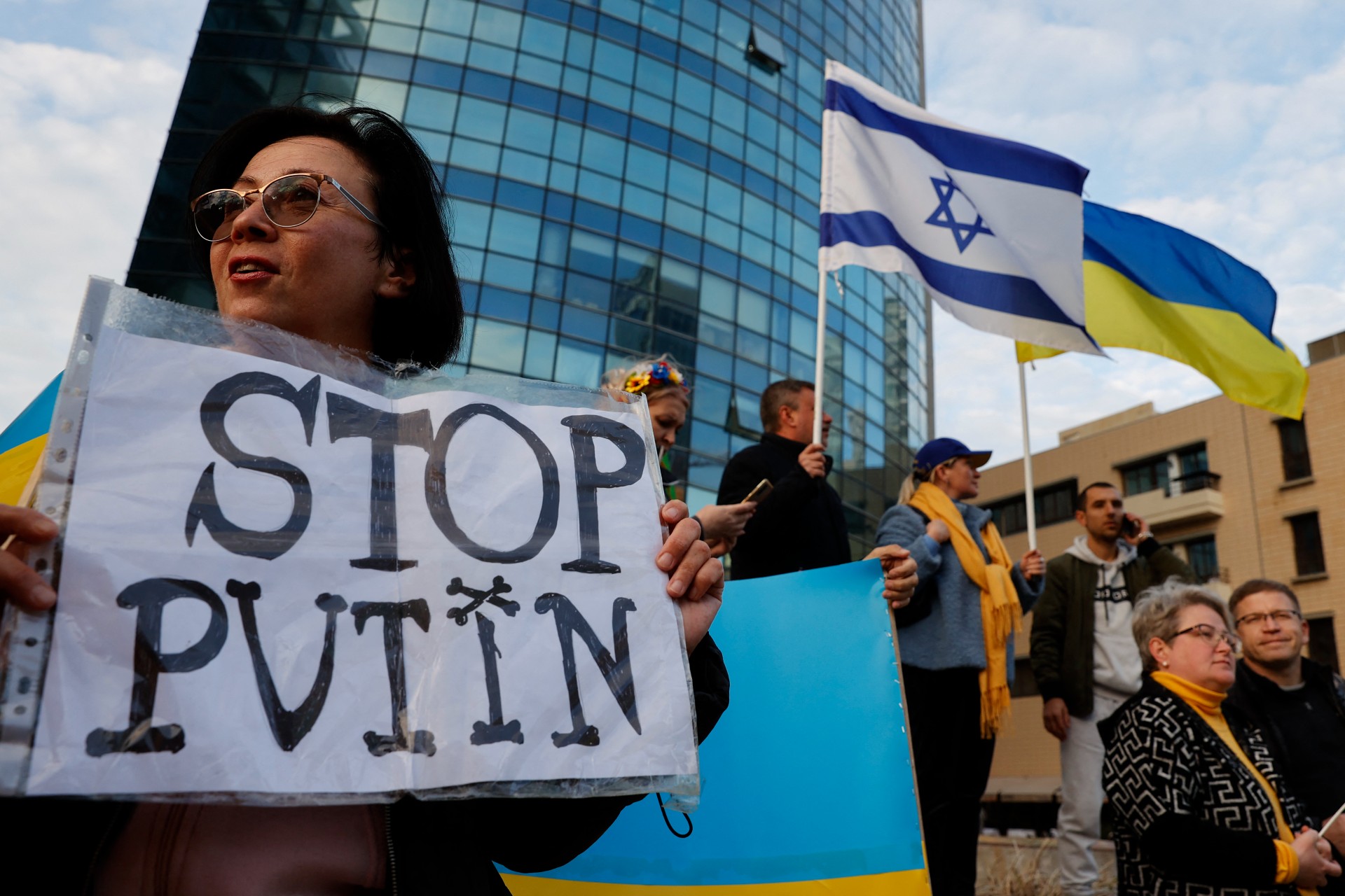 People demonstrating against Russia in Tel Aviv 