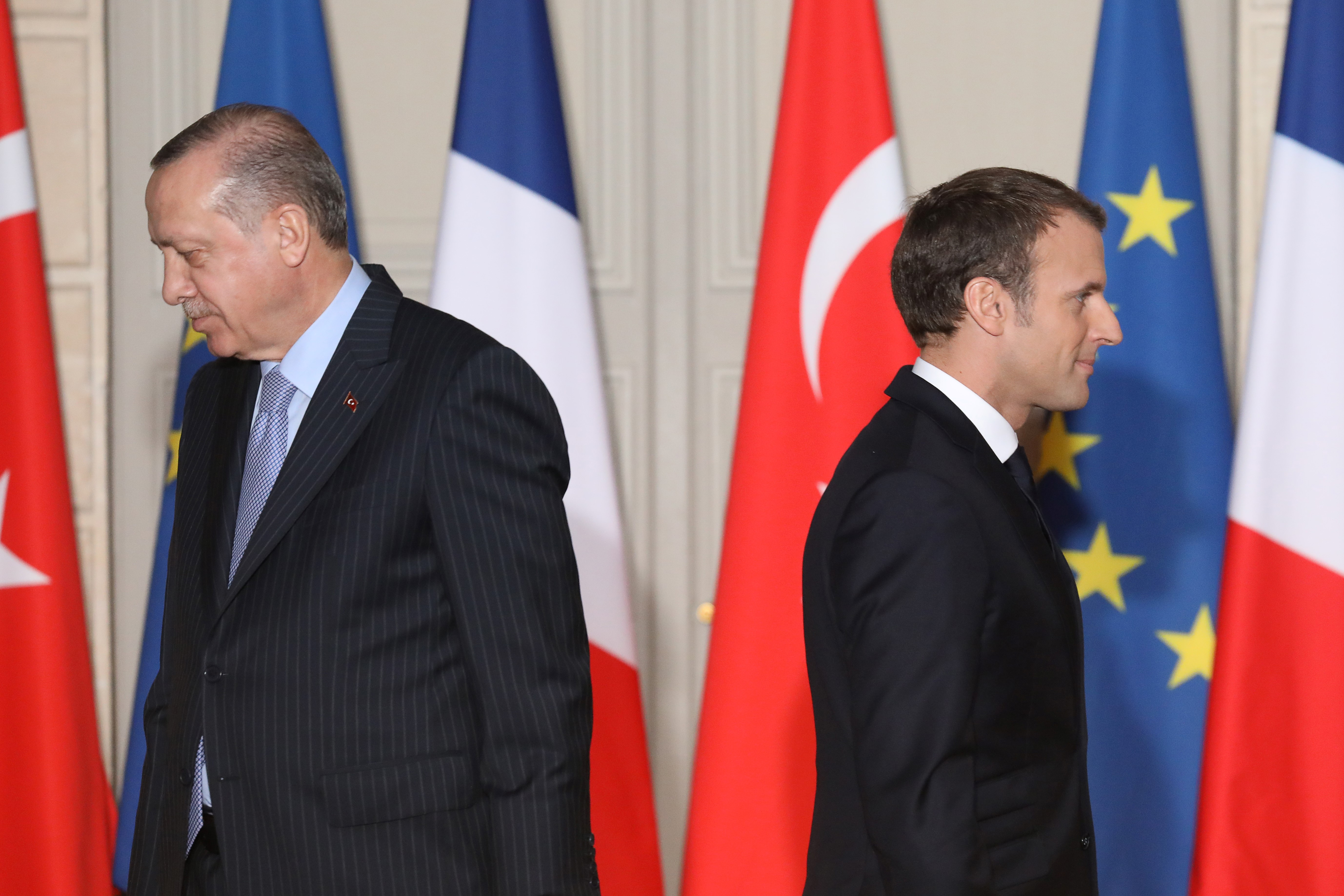 Дипломатические отношения франции. Макрон и Эрдоган. Макрон с Алиевым и Эрдоганом. Франция и Турция. Макрон и Эрдоган конфликт.