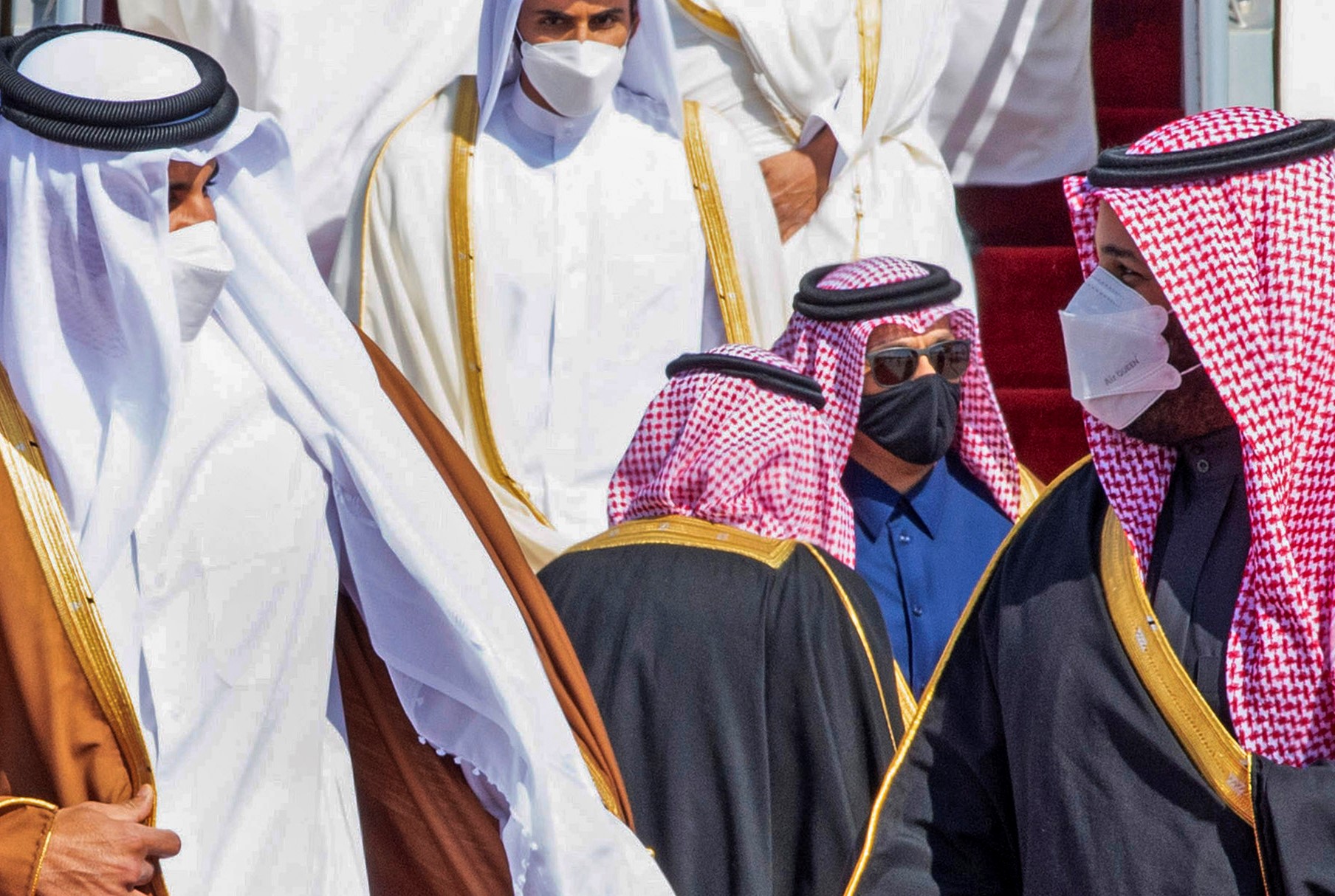 Muhammed bin Selman, Ocak 2021'de Körfez krizini sona erdirme amaçlı bir zirve için Suudi Arabistan'ın el-Ula kentinde Katar emirini karşılıyor (AFP)